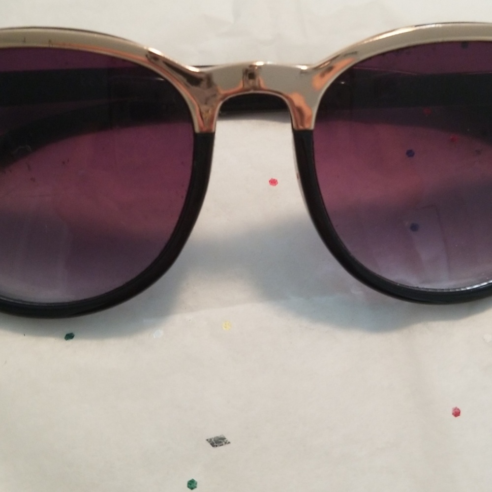 Black with gold rim sunglass - Picture 4 of 4